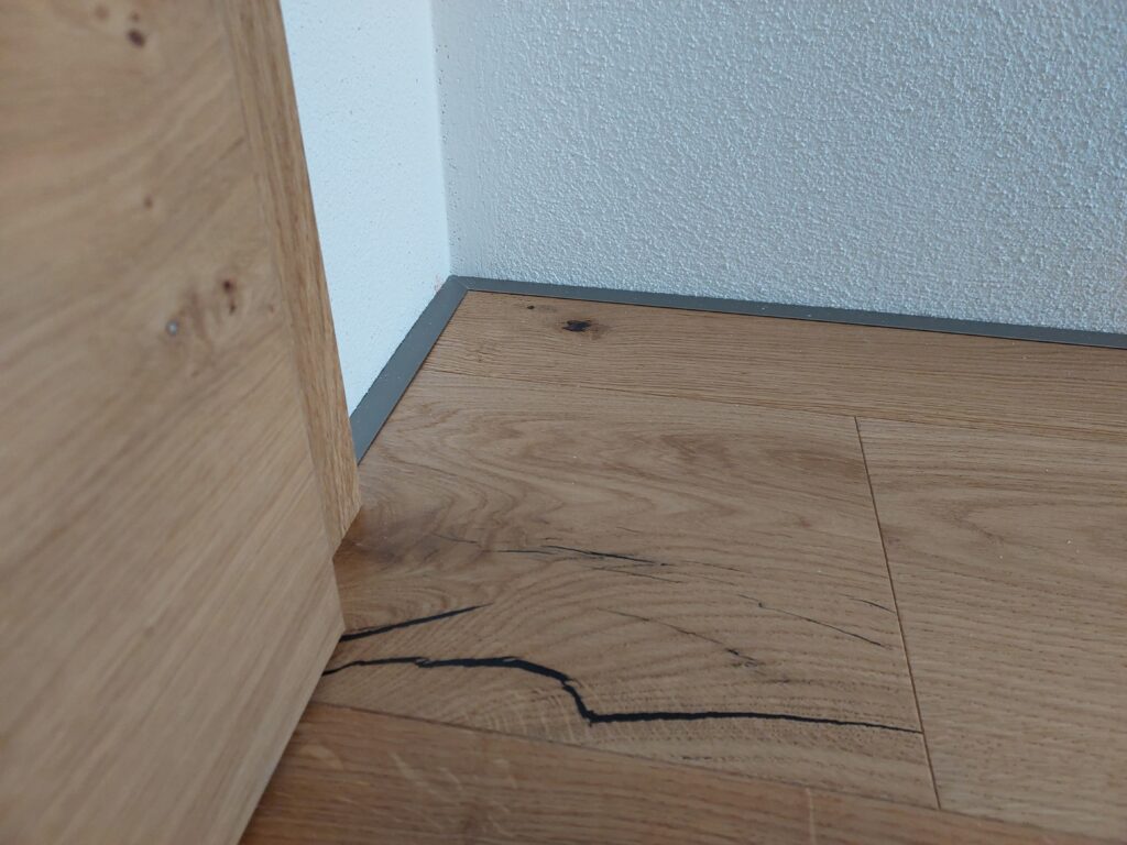 Detailaufnahme von sauber verlegtem Parkett