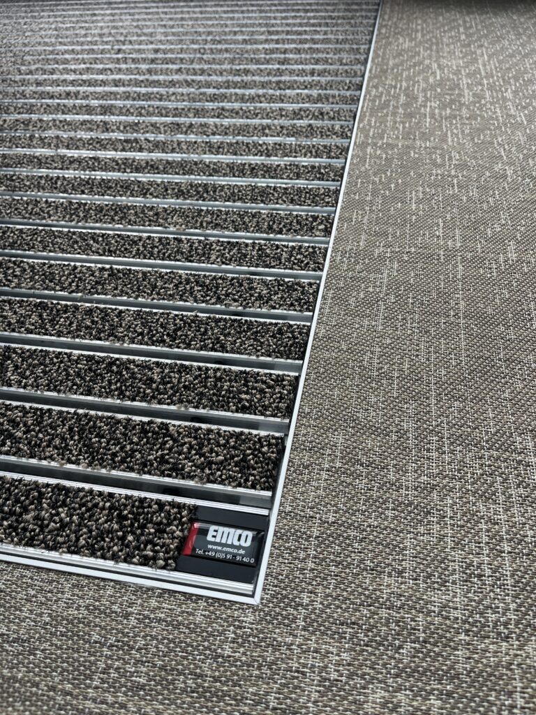 Gewebter Vinyl sauber verlegt