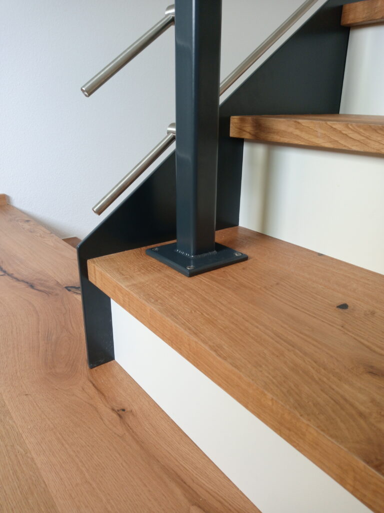 Treppe mit neuem Bodenbelag (Parkett) renoviert