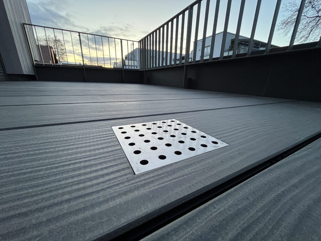 Terrasse mit robustem Bodenbelag modern gestaltet