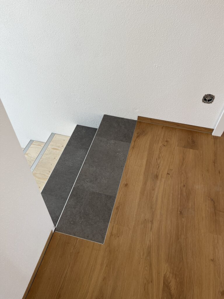 Detailaufnahme von sauber verlegtem Vinyl