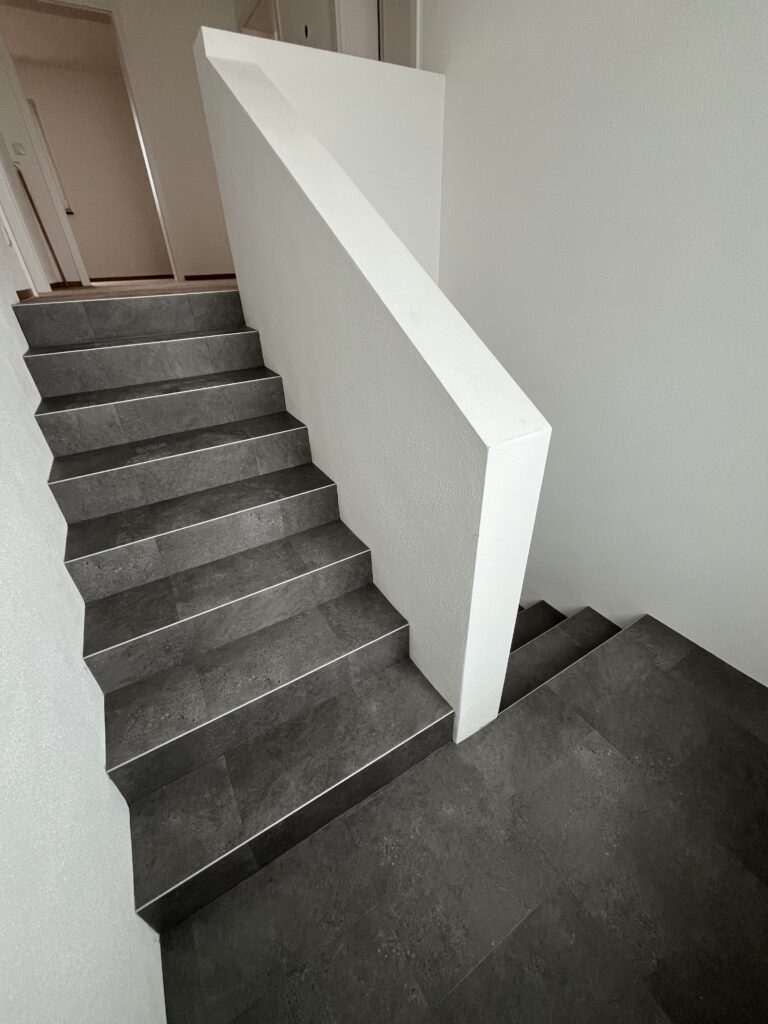 Treppe mit neuem Vinyl renoviert