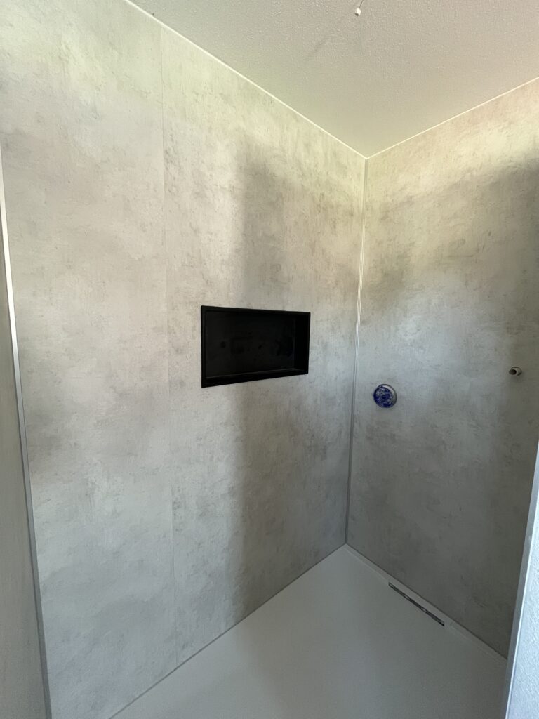 Dusche fugenlos gestaltet mit klaren Linien
